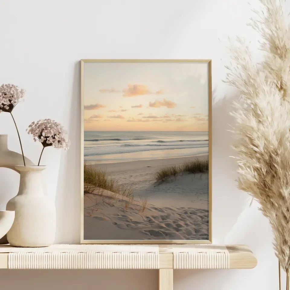 Idyllisches Strandszenen-Poster mit Muschel und sanften Farben 4