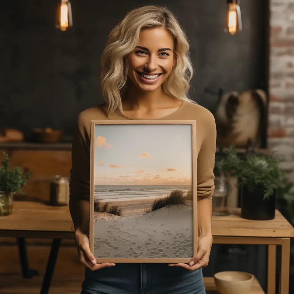 Poster mit beruhigender Strandkulisse und Surfbrett in sanften Farben 2