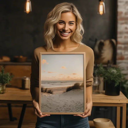 Poster mit beruhigender Strandkulisse und Surfbrett in sanften Farben 2