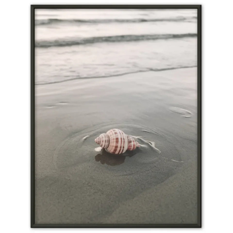 Poster mit Surfbrett und entspannender Stranddämmerung 1