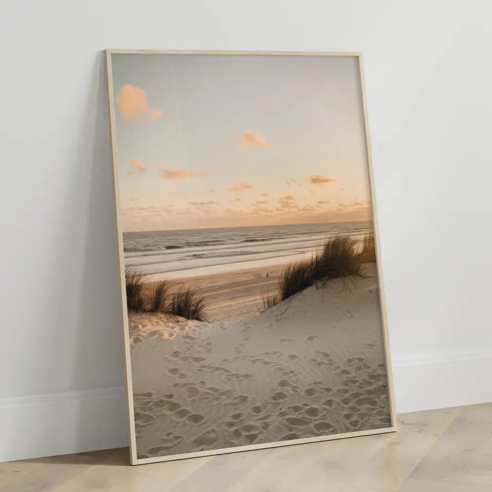 Poster mit beruhigender Strandkulisse und Surfbrett in sanften Farben 3