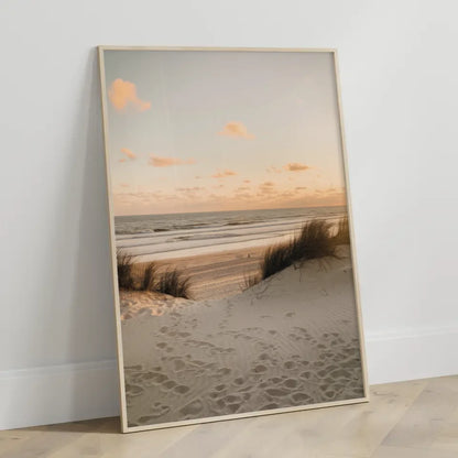 Poster mit beruhigender Strandkulisse und Surfbrett in sanften Farben 3