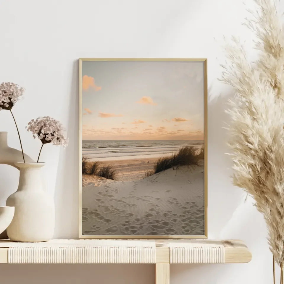 Poster mit beruhigender Strandkulisse und Surfbrett in sanften Farben 4