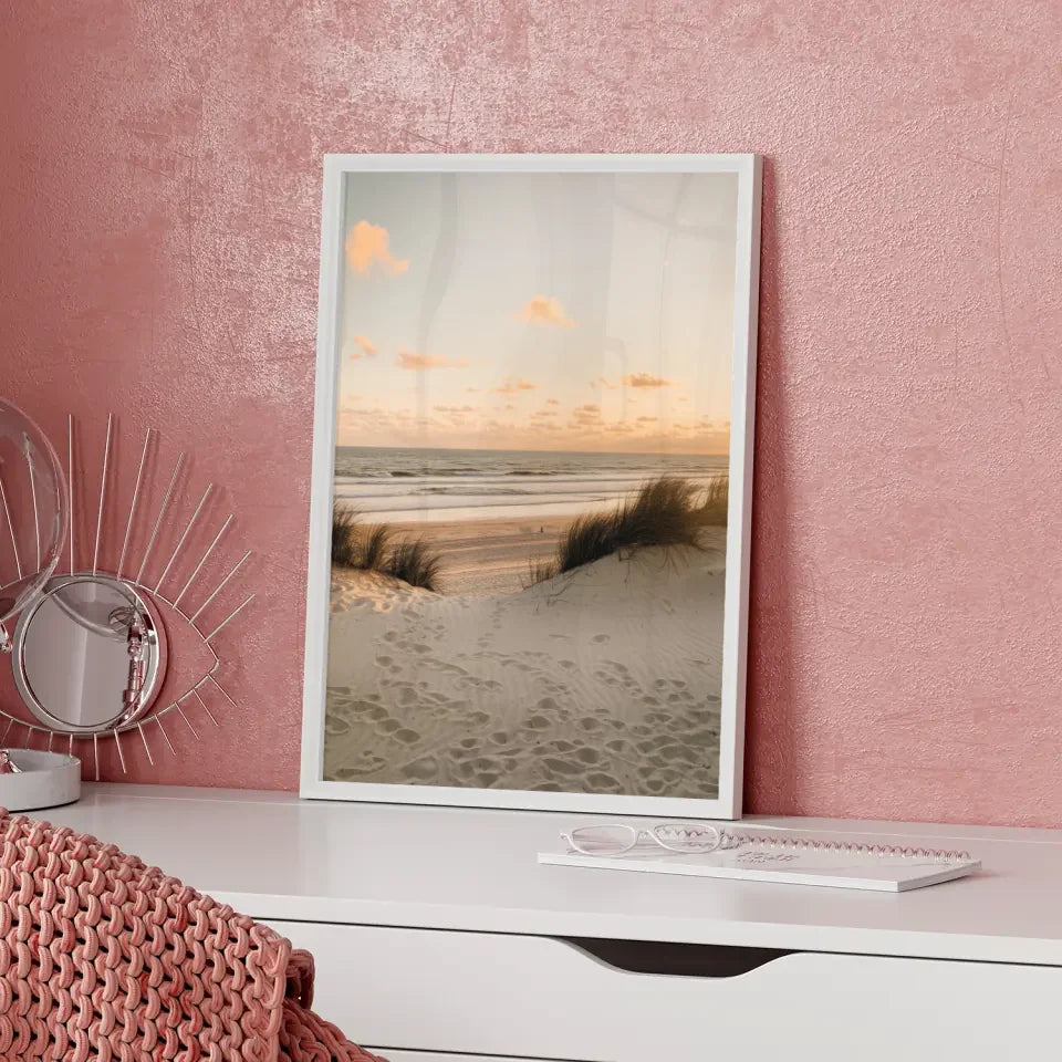 Poster mit beruhigender Strandkulisse und Surfbrett in sanften Farben 5