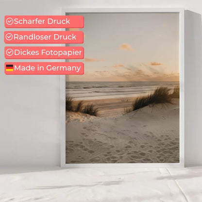 Poster mit beruhigender Strandkulisse und Surfbrett in sanften Farben 6