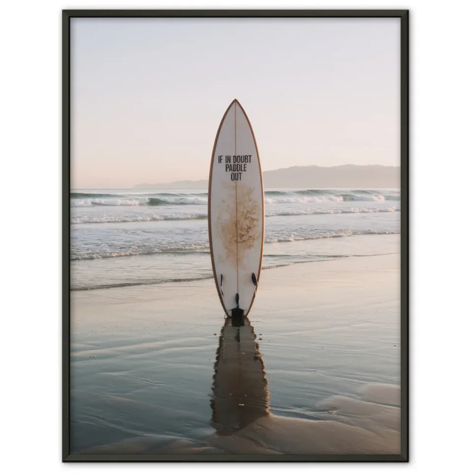 Poster Strandkulisse mit Surfbrett und beruhigender Abenddämmerung