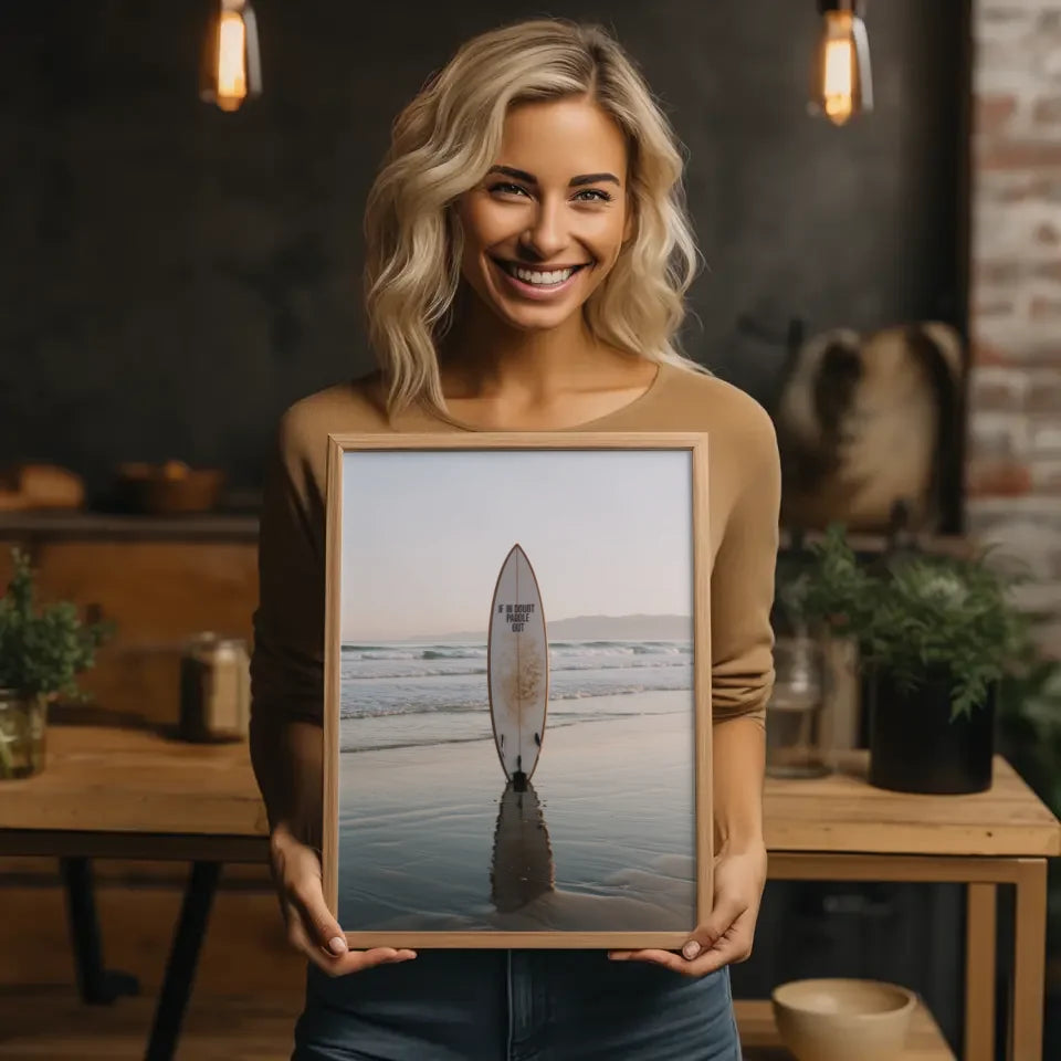 Poster Strandkulisse mit Surfbrett und beruhigender Abenddämmerung