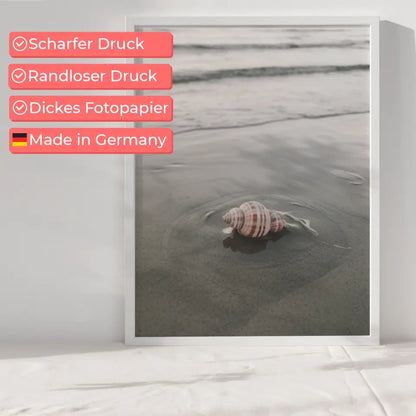 Poster mit Surfbrett und entspannender Stranddämmerung 6