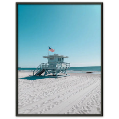 Ruhiger Strand Poster mit Rettungsschwimmerturm und blauem Himmel