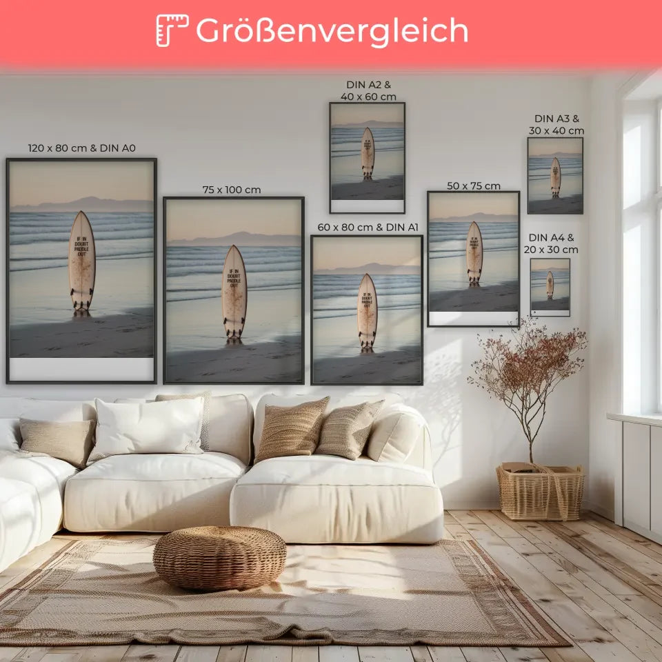 Poster Strandkulisse mit Surfbrett und beruhigender Abenddämmerung