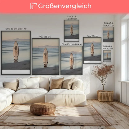 Poster Strandkulisse mit Surfbrett und beruhigender Abenddämmerung