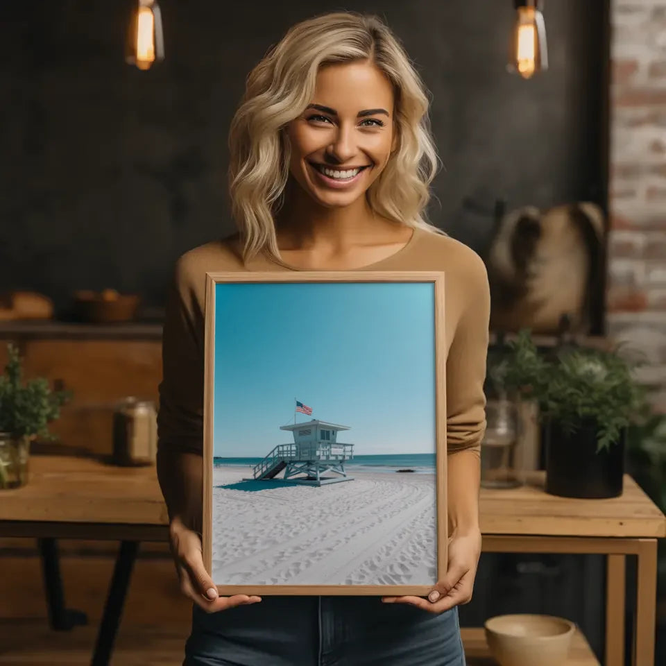 Ruhiger Strand Poster mit Rettungsschwimmerturm und blauem Himmel