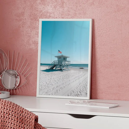 Ruhiger Strand Poster mit Rettungsschwimmerturm und blauem Himmel