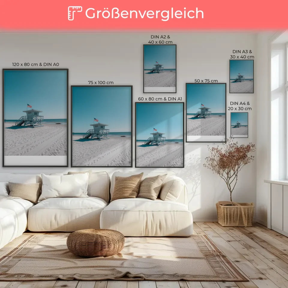 Ruhiger Strand Poster mit Rettungsschwimmerturm und blauem Himmel