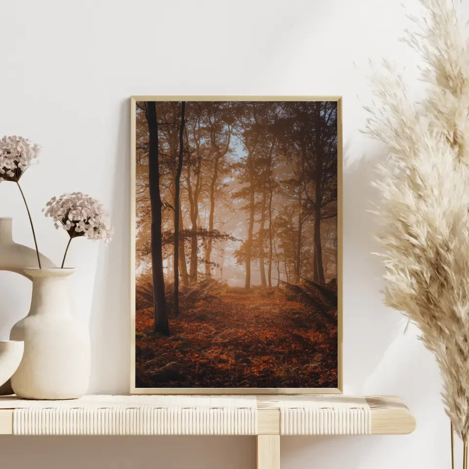 Ruhiger Herbstwald Poster mit goldenen Lichtakzenten und Nebel 70x50cm