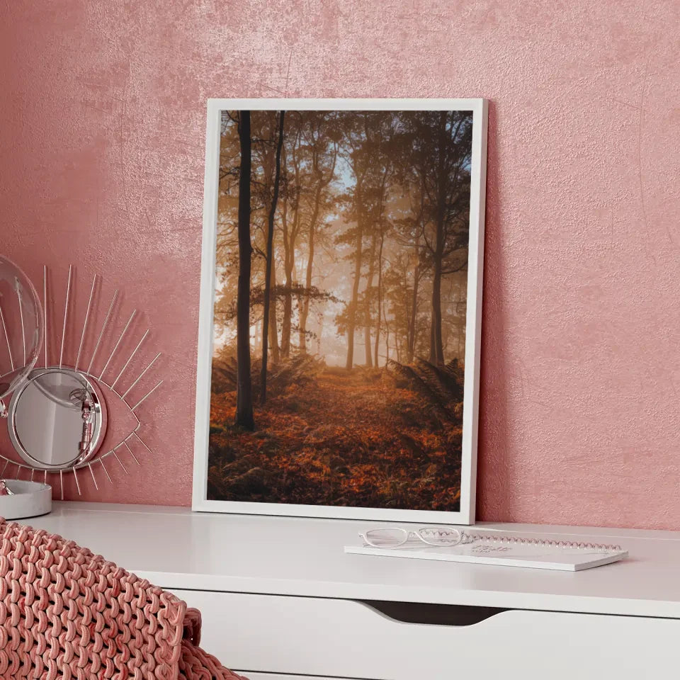 Ruhiger Herbstwald Poster mit goldenen Lichtakzenten und Nebel 70x50cm