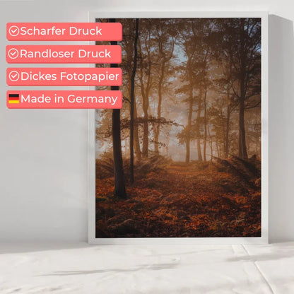 Ruhiger Herbstwald Poster mit goldenen Lichtakzenten und Nebel 70x50cm