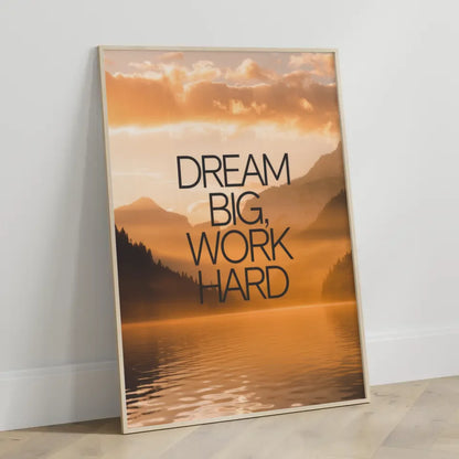 Poster Sonnenaufgang über Bergen mit Zitat Dream big work hard