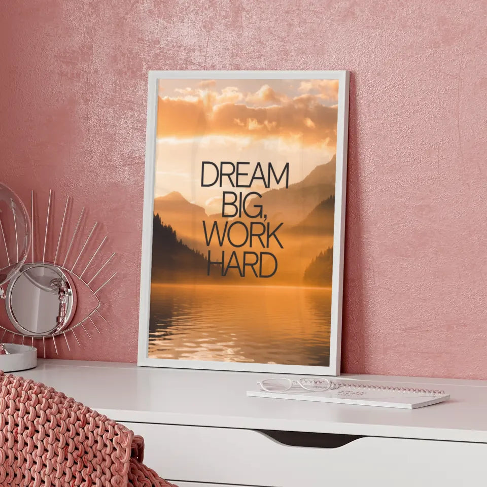 Poster Sonnenaufgang über Bergen mit Zitat Dream big work hard