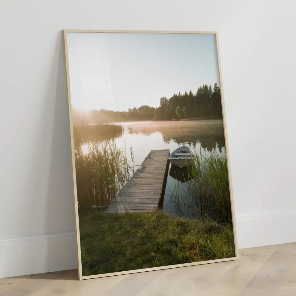 Ruhe am See Poster mit Steg und Boot in goldenen Farben