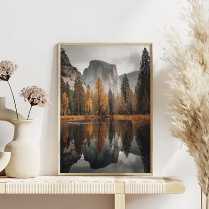 Poster von ruhiger Landschaft mit Granitfelsen und herbstlichen Bäumen