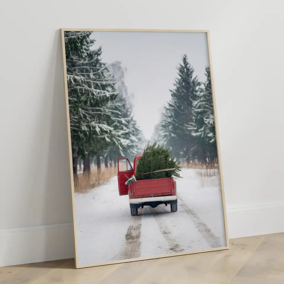 Winterlandschaft Poster mit rotem Oldtimer und Weihnachtsbaum