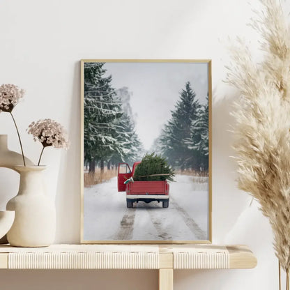 Winterlandschaft Poster mit rotem Oldtimer und Weihnachtsbaum