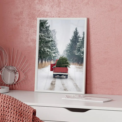 Winterlandschaft Poster mit rotem Oldtimer und Weihnachtsbaum