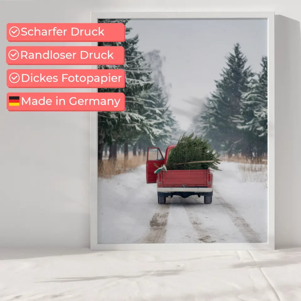 Winterlandschaft Poster mit rotem Oldtimer und Weihnachtsbaum