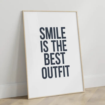 Poster mit Zitat Smile is the best Outfit im minimalistischen Design