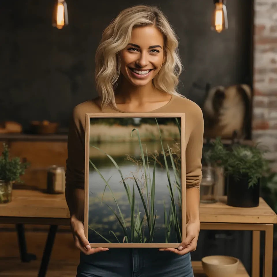 Stylisches Espresso Martini Poster mit Cocktailglas auf grünem Hintergrund 2