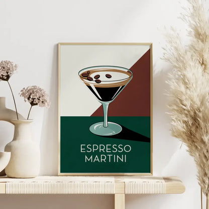 Stylischer Poster Espresso Martini mit Cocktailglas auf grünem Hintergrund