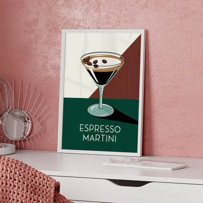 Stylischer Poster Espresso Martini mit Cocktailglas auf grünem Hintergrund