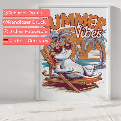 Poster mit coole Katze im Strandkorb und Sonnenuntergang Sommer Vibes