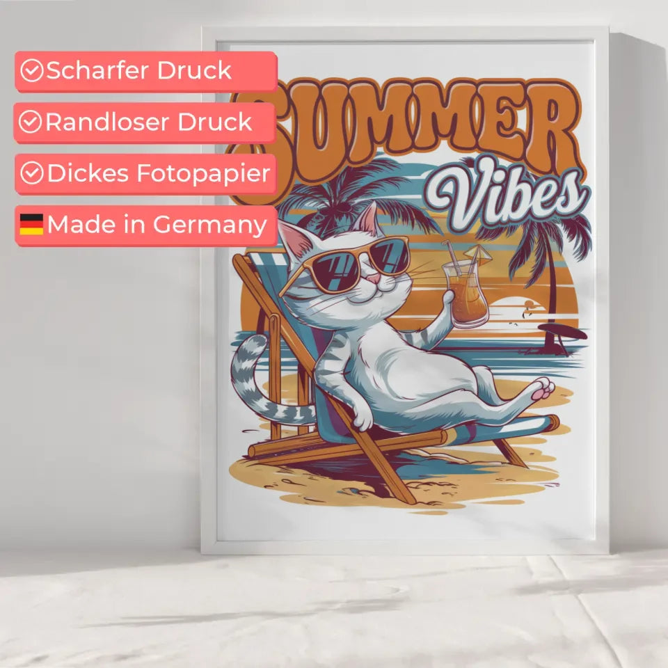 Poster mit coole Katze im Strandkorb und Sonnenuntergang Sommer Vibes