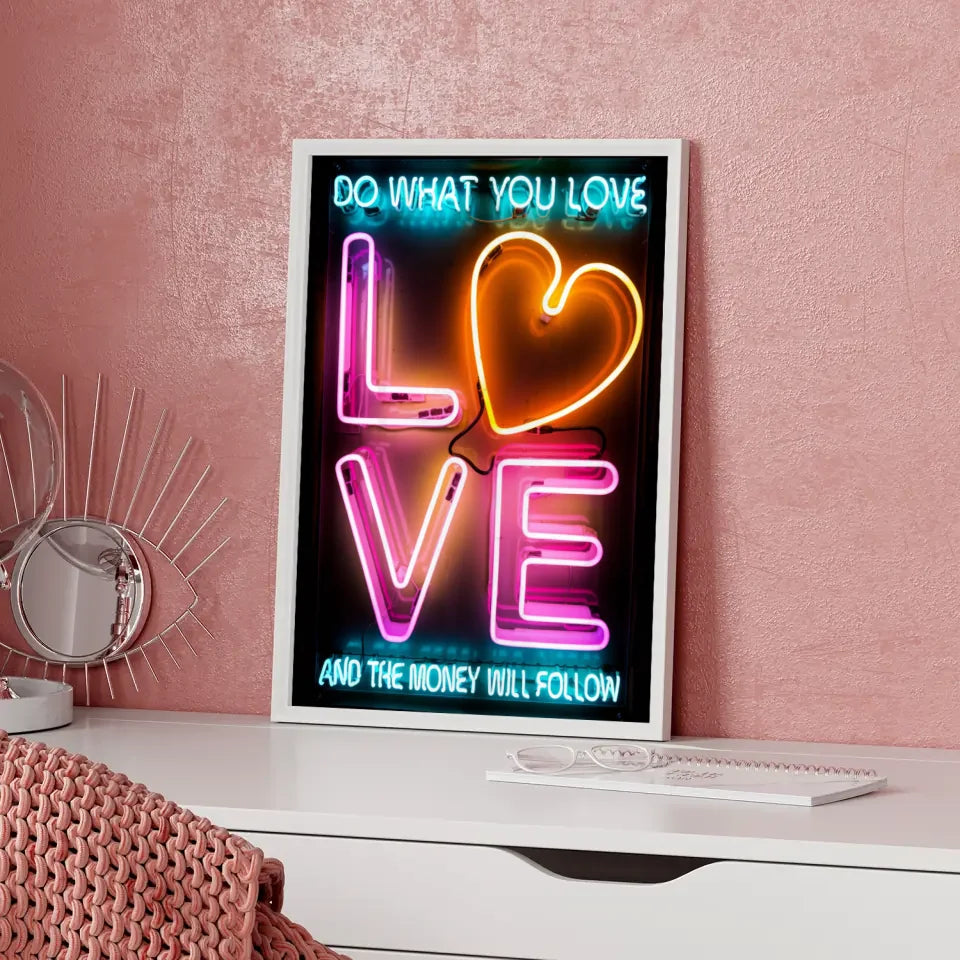 Poster mit leuchtender LOVE Leuchtreklame in Rosa und Orange