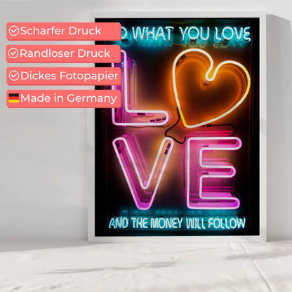 Poster mit leuchtender LOVE Leuchtreklame in Rosa und Orange