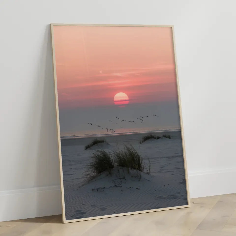 Poster ruhige Achtsamkeitsszene am Sandstrand bei Sonnenuntergang