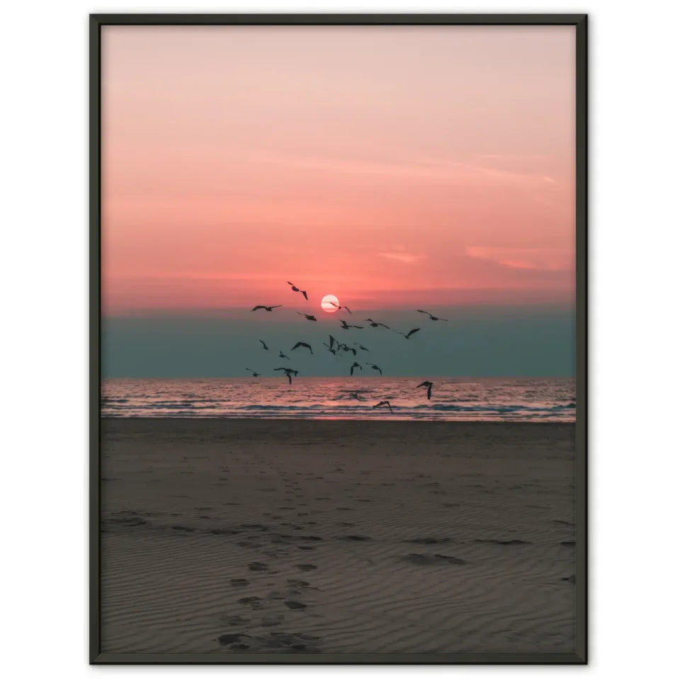 Poster ruhige Achtsamkeitsszene am Sandstrand bei Sonnenuntergang