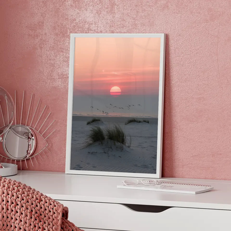 Poster ruhige Achtsamkeitsszene am Sandstrand bei Sonnenuntergang