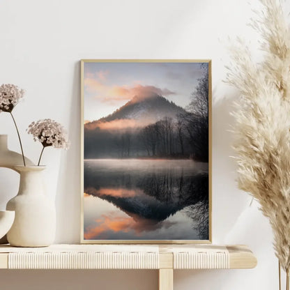 Poster von ruhiger Naturlandschaft mit Sonnenaufgang über dem See