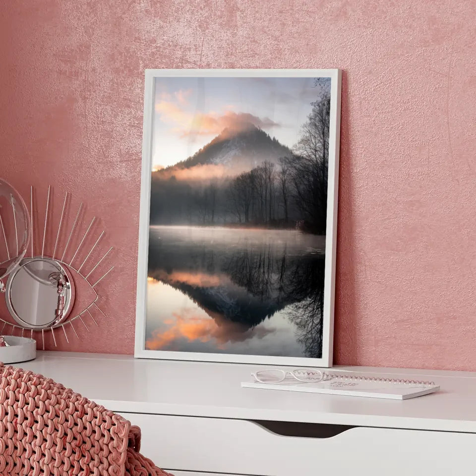 Poster von ruhiger Naturlandschaft mit Sonnenaufgang über dem See