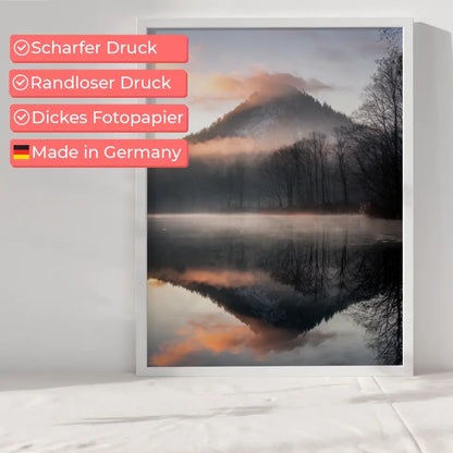 Poster von ruhiger Naturlandschaft mit Sonnenaufgang über dem See