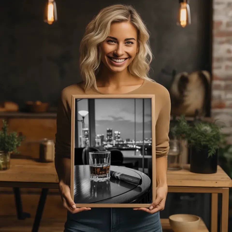 Eleganter Poster Whiskyglas mit Zigarre in Schwarz-Weiß 2