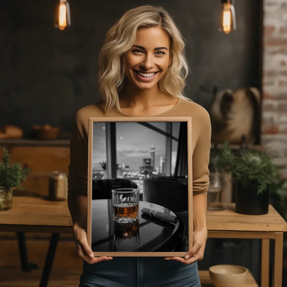Elegantes Poster Whiskyglas mit Zigarre und Stadtlicht 2