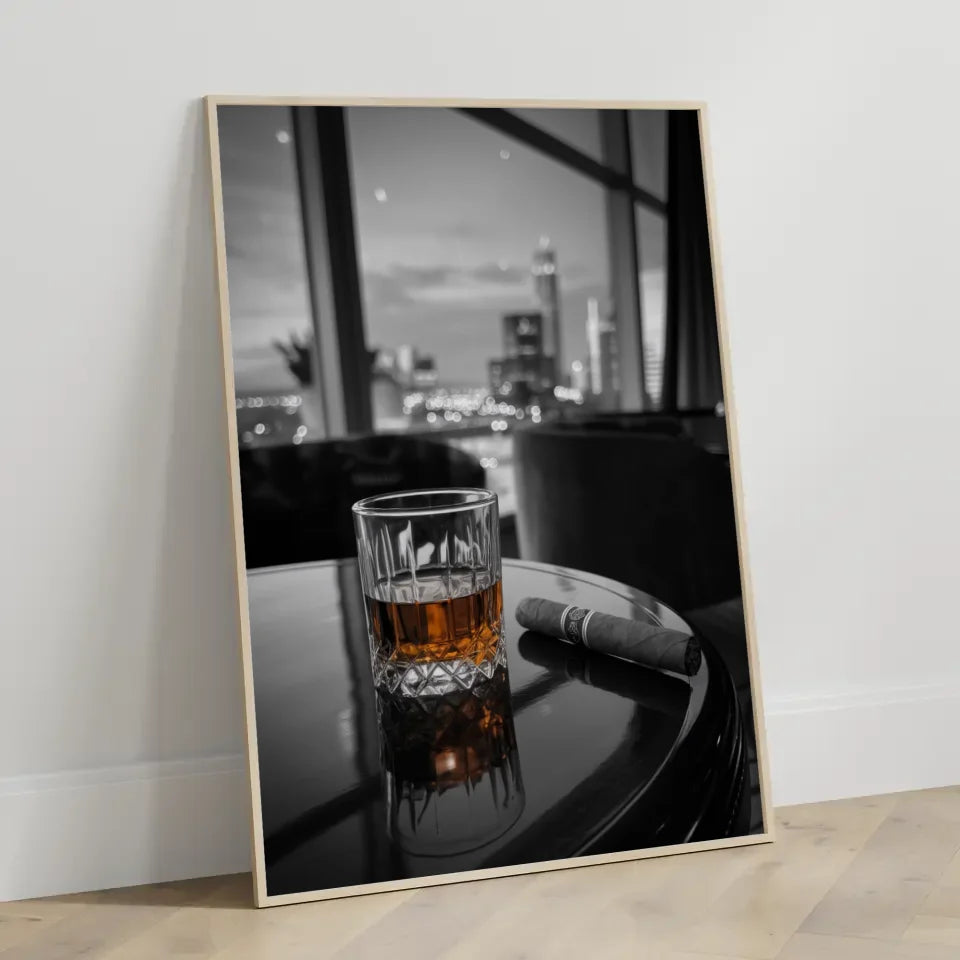 Elegantes Poster Whiskyglas mit Zigarre und Stadtlicht 3