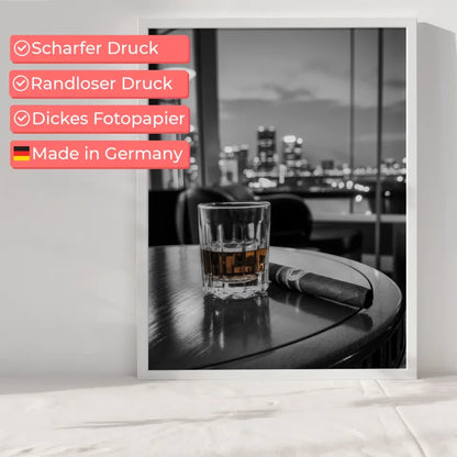 Eleganter Poster Whiskyglas mit Zigarre in Schwarz-Weiß 6