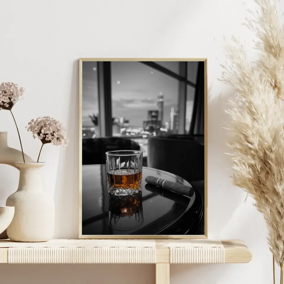 Elegantes Poster Whiskyglas mit Zigarre und Stadtlicht 4