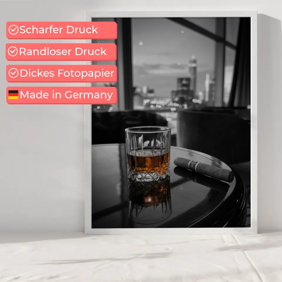 Elegantes Poster Whiskyglas mit Zigarre und Stadtlicht 6