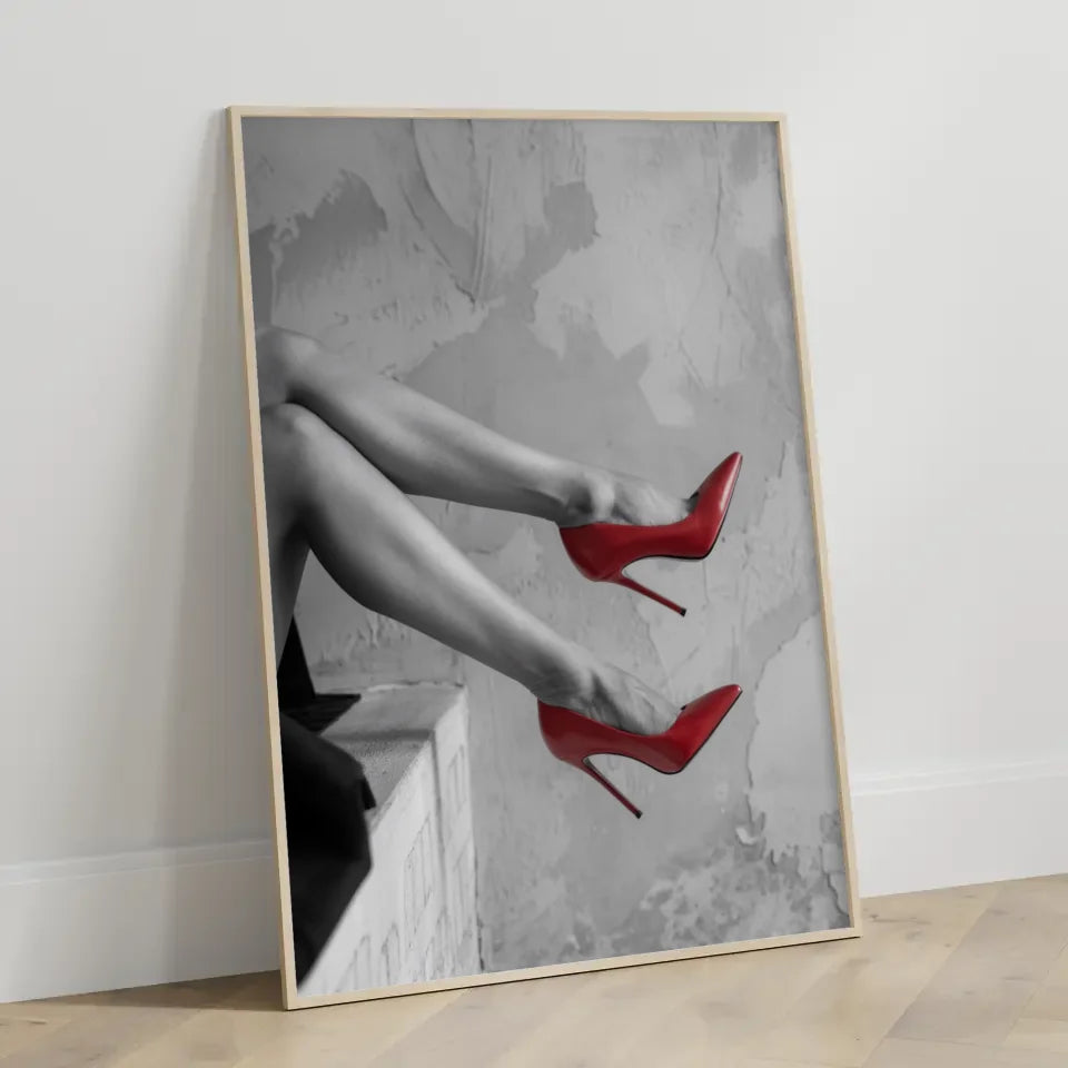Poster mit Frau in roten Schuhen an Wand 3